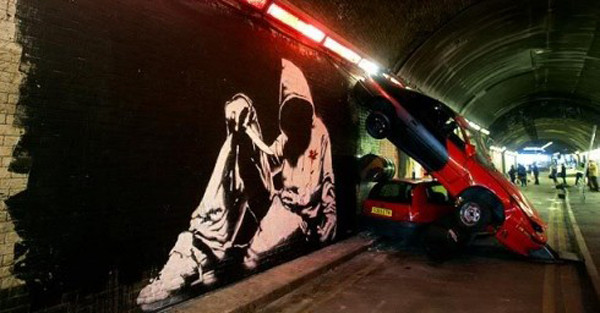Banksy tổ chức buổi triển lãm tranh dưới một đường hầm bỏ hoang.