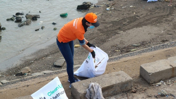 Hoa hậu Du lịch Việt Nam Ngọc Diễm cũng tham gia thử thách ngay tại quê nhà Khánh Hòa cùng nhiều bạn trẻ nơi đây.