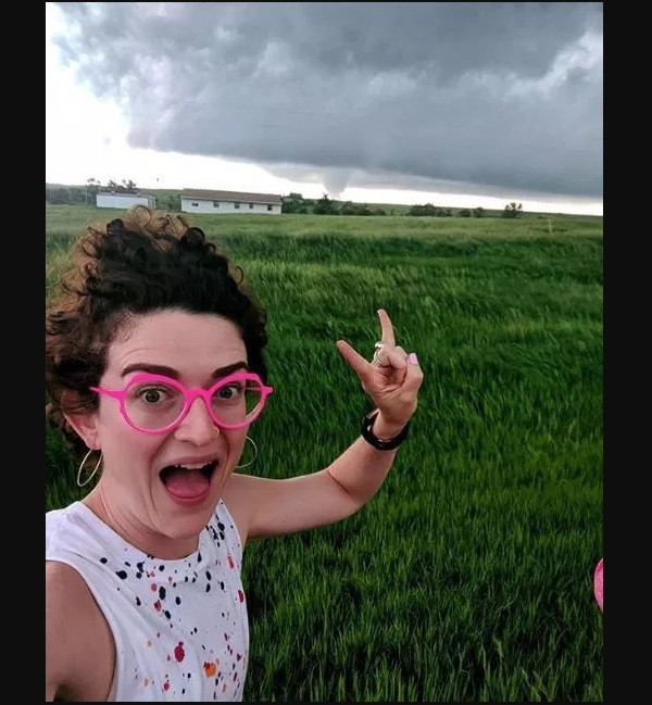 Một cô gái đăng ảnh selfie với vòi rồng tại bang Kansas trên Instagram. Một cô gái đăng ảnh selfie với vòi rồng tại bang Kansas trên Instagram.