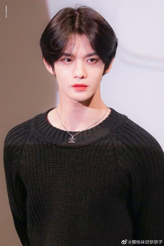 Những tưởng chỉ các cô gái mới có khuôn mặt siêu nhỏ nhưng Bae Jin Young, thành viên cũ của Wanna One cũng được lọt top những idol mặt nhỏ nhất K-Pop hiện nay. Anh chàng có khuôn mặt thon gọn với các đường nét thanh tú đến các cô gái cũng phải ao ước.