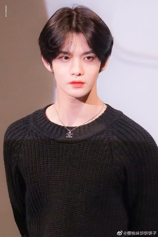 Những tưởng chỉ các cô gái mới có khuôn mặt siêu nhỏ nhưng Bae Jin Young, thành viên cũ của Wanna One cũng được lọt top những idol mặt nhỏ nhất K-Pop hiện nay. Anh chàng có khuôn mặt thon gọn với các đường nét thanh tú đến các cô gái cũng phải ao ước.