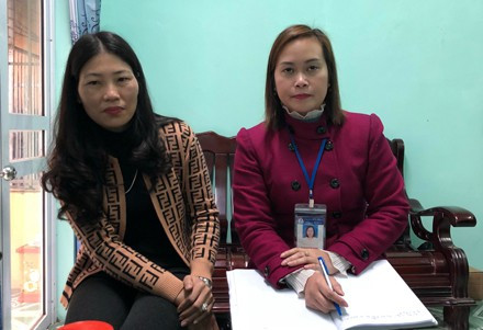 Cô giáo Nguyễn Thị Thu (bên trái) và Phó Hiệu trưởng Phạm Quỳnh Trang tại buổi làm việc với phóng viên. Cô Thu phủ nhận việc bắt phạt học sinh tự tát 50 cái vào miệng, mặt.