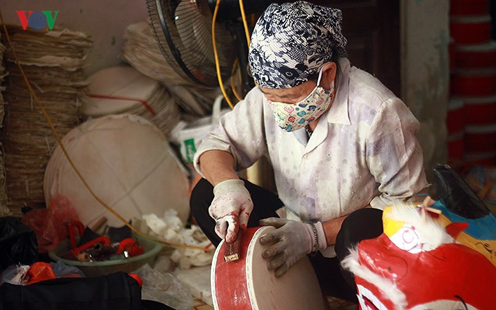 Ảnh: Người thợ đánh bóng trong khi làm trống.