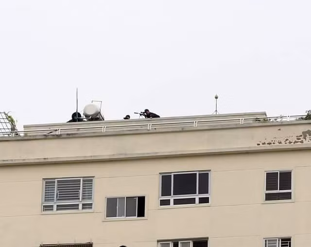 Lính bắn tỉa được bố trí ở quanh khu vực diễn ra sự việc, đề phòng đối tượng ôm vũ khí manh động gây nguy hiểm cho nhiều người.