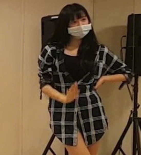 Nhiều người cứ ngỡ Yooa đeo khẩu trang cỡ siêu lớn thì mới gặp trường hợp này, nhưng thực ra cô nàng đang sử dụng khẩu trang thông thường và có lẽ Yooa nên chuyển sang dùng khẩu trang trẻ em sẽ ổn hơn.