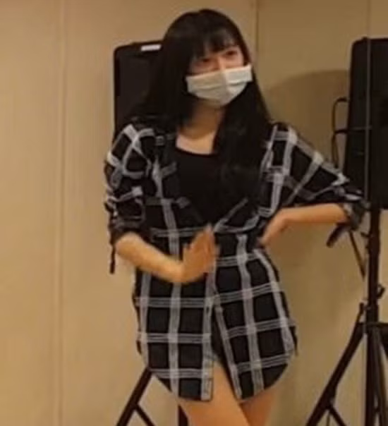 Nhiều người cứ ngỡ Yooa đeo khẩu trang cỡ siêu lớn thì mới gặp trường hợp này, nhưng thực ra cô nàng đang sử dụng khẩu trang thông thường và có lẽ Yooa nên chuyển sang dùng khẩu trang trẻ em sẽ ổn hơn.