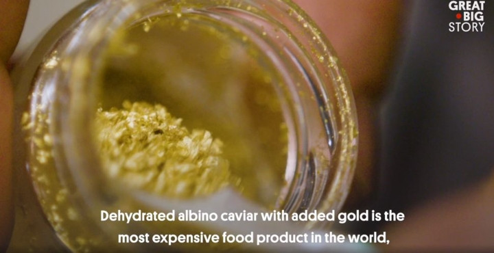 Giá của hộp trứng cá này đắt đỏ còn do trứng cá được trộn với bụi lá vàng 22 karat.