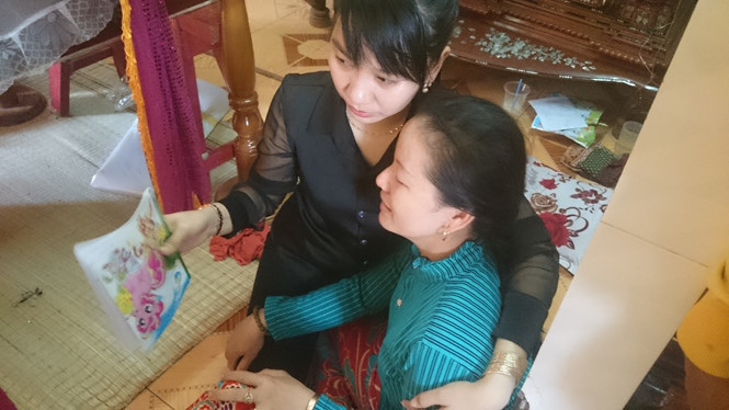 Người thân của nạn nhân Nguyễn Thị Ngọc Lan đau đớn trước cái chết của em. (Ảnh: Khôi Nguyên)