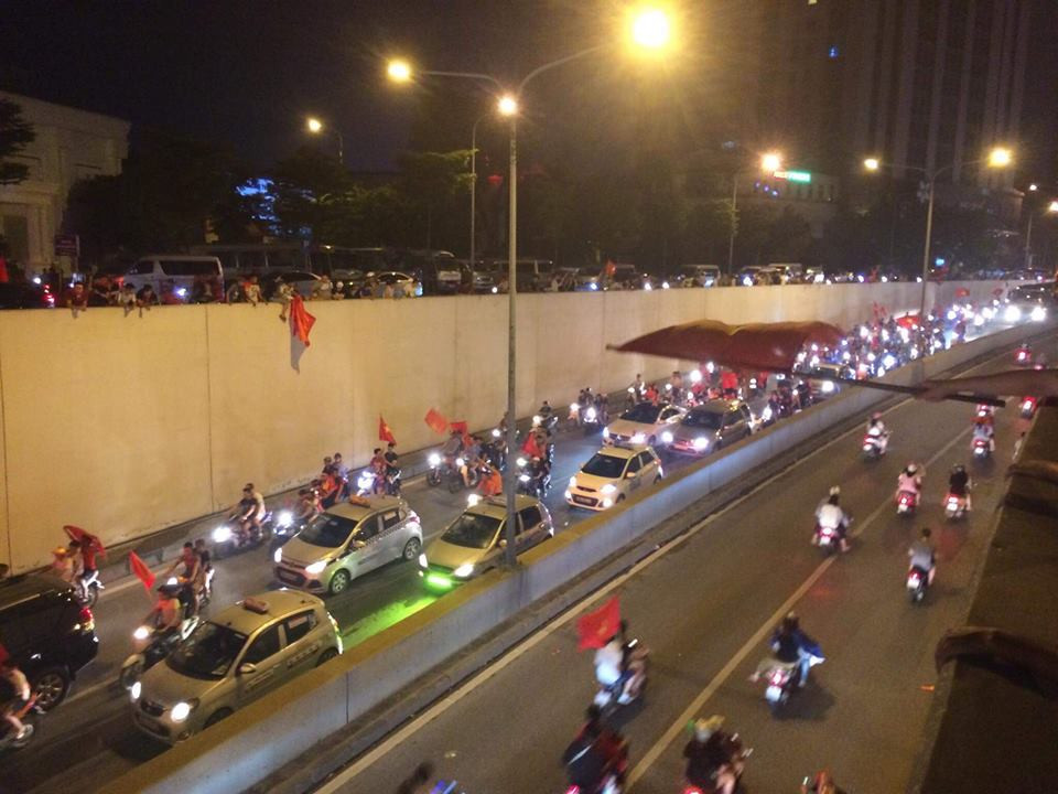 Đầu cầu Hà Nội đang "nóng" hơn bao giờ hết với màn ăn mừng của đông đảo cổ động viên (Ảnh: Bùi Hùng).