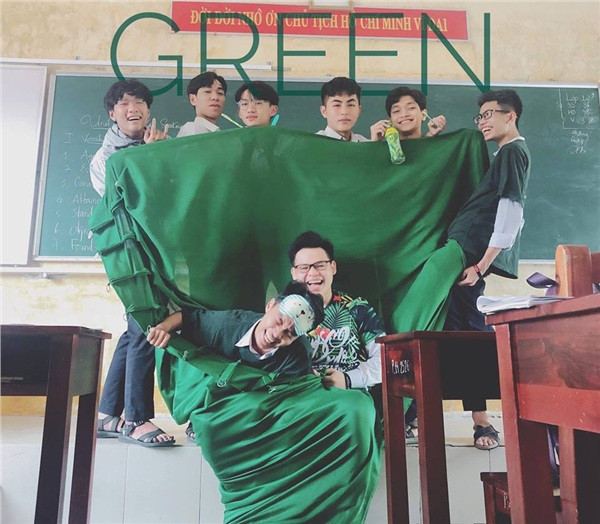 Trưng dụng cả xẻng hót rác lẫn thùng đựng rác nhưng thần thái của những &quot;người mẫu&quot; vẫn vô cùng chuyên nghiệp. (Ảnh: T.Thái)