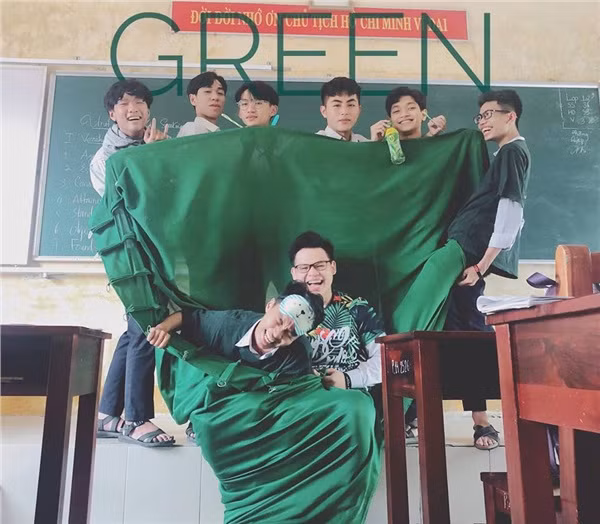 Trưng dụng cả xẻng hót rác lẫn thùng đựng rác nhưng thần thái của những "người mẫu" vẫn vô cùng chuyên nghiệp. (Ảnh: T.Thái)