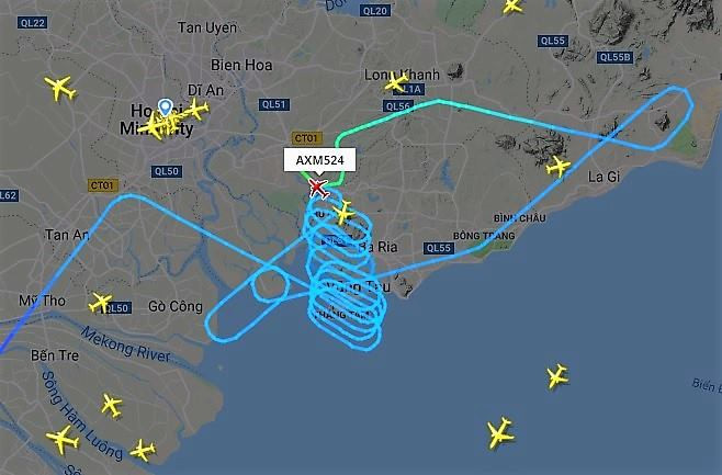 Chuyến AXM524 của hãng hàng không Air Asia từ Kuala Lumpur đi TP.HCM dự kiến đáp Tân Sơn Nhất lúc 19h45 nhưng đến gần 23h vẫn chưa đáp được. Ảnh: FlightRadar. Chuyến AXM524 của hãng hàng không Air Asia từ Kuala Lumpur đi TP.HCM dự kiến đáp Tân Sơn Nhất lúc 19h45 nhưng đến gần 23h vẫn chưa đáp được. Ảnh: FlightRadar.