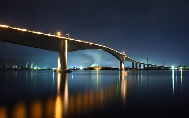 Về đêm, cây cầu được thắp sáng lộng lẫy và thu hút du khách. Ảnh: Japankuru.