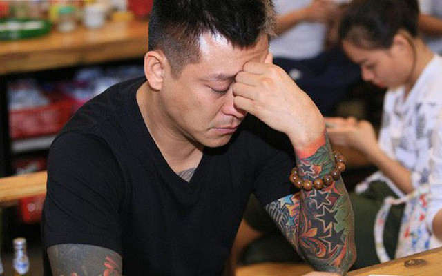 Vẻ mệt mỏi, suy sụp của Tuấn Hưng khi chia sẻ với báo chí ngay trong tối 5/10, khi có thông báo yêu cầu tạm dừng đêm diễn từ UBND Quận Ba Đình.