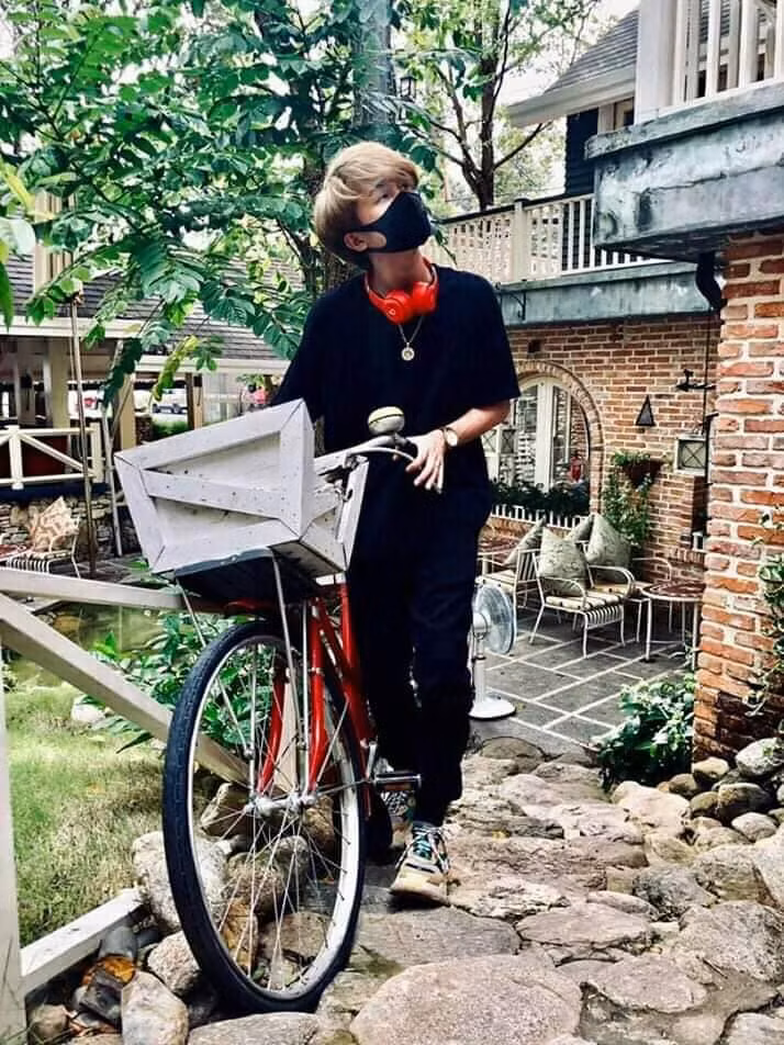  Khi idol hứng chí đăng ảnh hỏi cả nhà: “Tui vầy làm shipper được chưa?”. Fan cũng tranh thủ “đớp thính” liền tay: “Anh ơi, ship cho tụi em một tình yêu to bự điiiiii”.