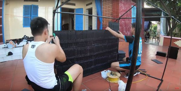 Sau đó dùng số ống hút này lợp lên khung nhựa. (Ảnh cắt từ clip)