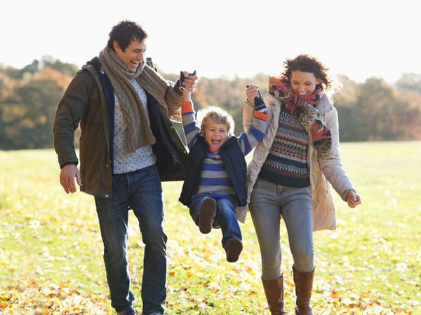 Cả bố và mẹ đều có thể đóng vai trò quan trọng trong sự phát triển của con cái.