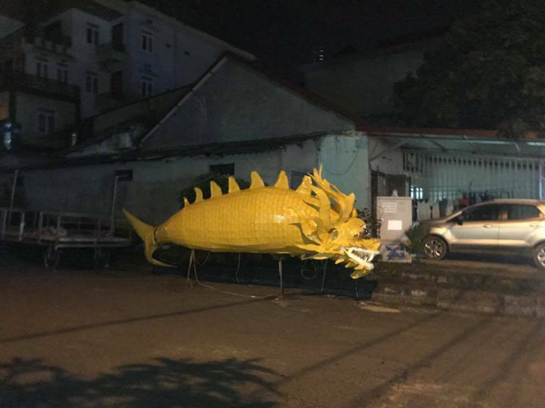 Có vẻ cá chép hóa rồng là loài linh vật khá được ưa chuộng trong mùa Trung thu này. Tuy nhiên dường như sau khi hóa rồng trông chú ta không được 'thần thái' bằng khi còn là cá chép.