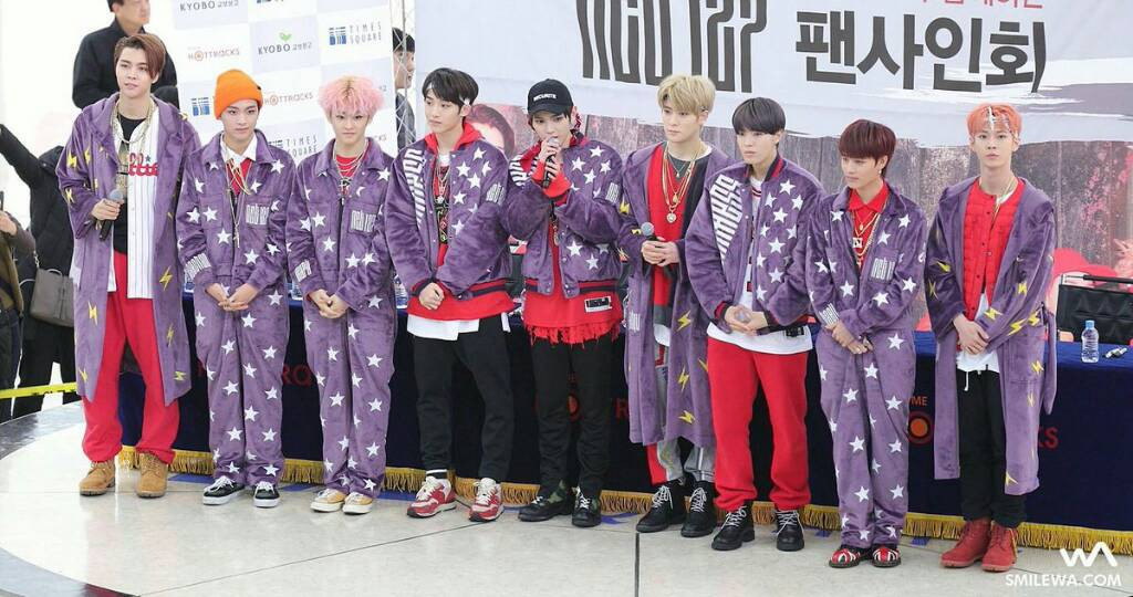 Ngay cả khi được mặc đồ ăn nhập với nhau, thì stylist của NCT vẫn khiến các fan lắc đầu ngán ngẩm.