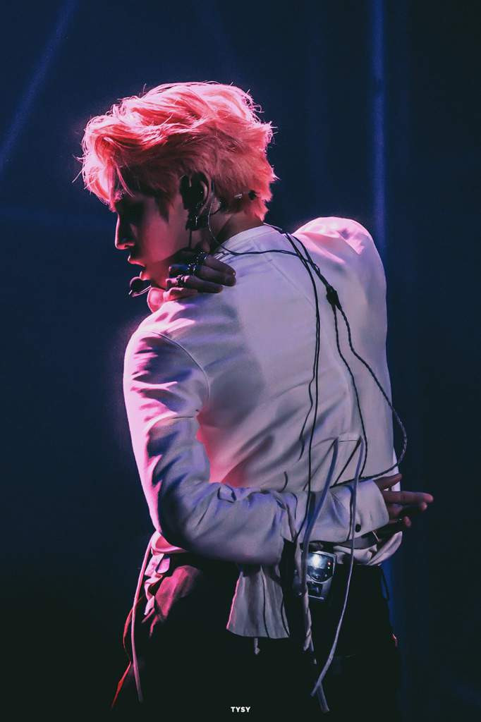 Chỉ nhìn thấy bờ lưng này thôi, cư dân mạng cũng phải xuýt xoa vì Taeyong quá đẹp!