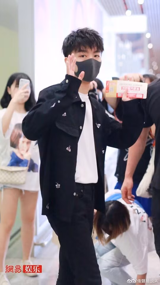 Trưởng nhóm đình đám của TFBOYS cùng có lịch trình ở nước ngoài.