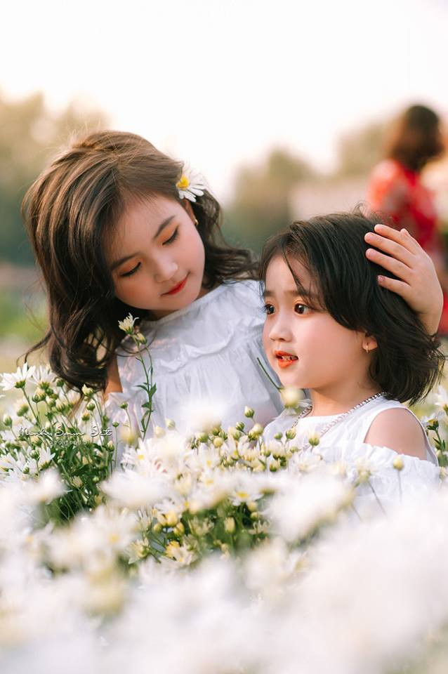 "Khi hai chị em chụp ảnh cùng nhau, cúc họa mi đẹp đến đâu cũng đúng chất làm nền luôn nhé" - Facebook Minh Phuong bình luận. "Khi hai chị em chụp ảnh cùng nhau, cúc họa mi đẹp đến đâu cũng đúng chất làm nền luôn nhé" - Facebook Minh Phuong bình luận.