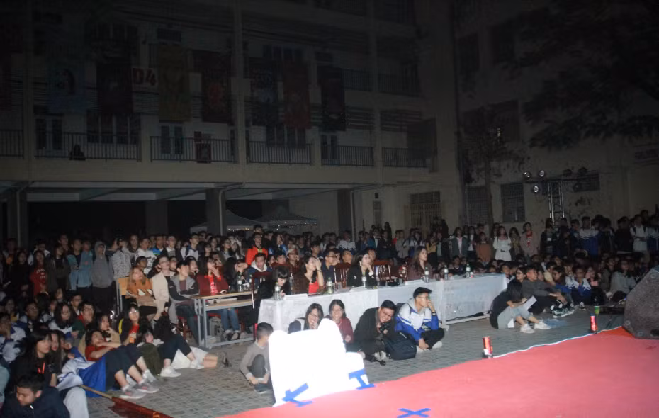 Tinh thần bóng đá rực lửa của các cổ động viên trong đêm Final Day.