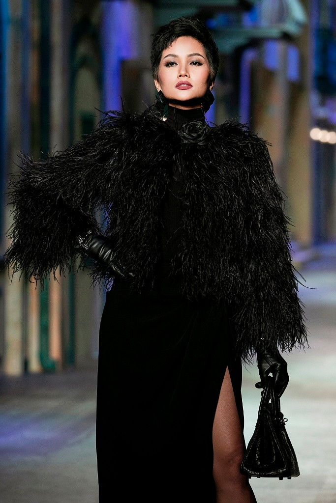 Những bước catwalk ngày càng chuyên nghiệp, uyển chuyển sau một thời gian dài rèn luyện giúp H’Hen Niê có phần mở màn đậm dấu ấn cá nhân, ấn tượng với khán giả.