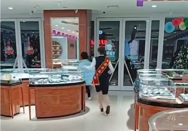 Hốt hoảng đuổi theo vị "thượng đế" tinh nghịch. Hốt hoảng đuổi theo vị "thượng đế" tinh nghịch.