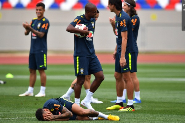 Neymar ôm mặt sau pha va chạm với Fernandinho.