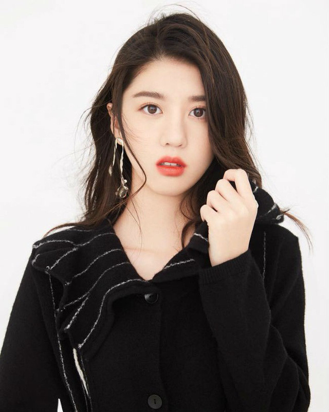 Eleanor Lee còn được gọi là Lý Khải Hinh. Người ta còn gọi cô là "Mỹ nhân quả táo", "Mỹ nhân Apple"