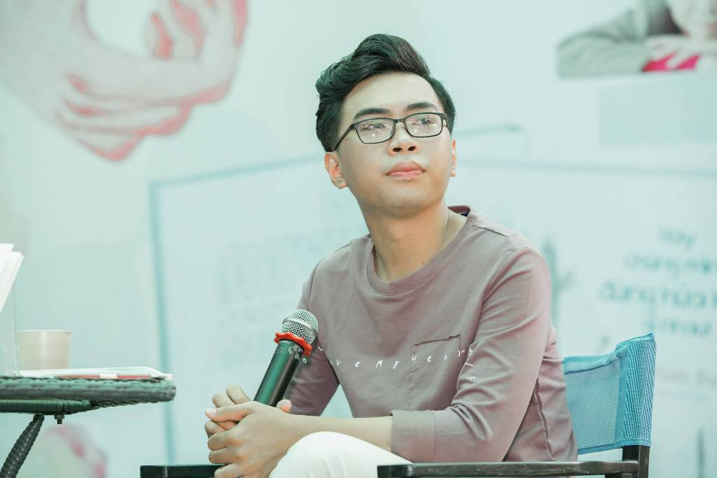 Minh Dự xuất hiện giản dị trò chuyện với fan.