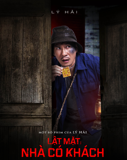 Các fan ruột của đạo diễn – biên kịch Lý Hải chắc chắn không thể không nhận ra một “món quà” đặc biệt được cài cắm khéo léo trong trailer của Lật Mặt: Nhà Có Khách. Đó là sự xuất hiện của chính Lý Hải trong chiếc áo sơ mi sờn bạc và đội mũ che hết gần nửa mặt.
