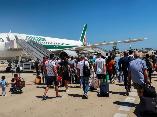 Ngày nay, hành khách có thể lên máy bay theo từng nhóm nhỏ. Ảnh chụp năm 2018 tại sân bay Cagliari ở Italy.