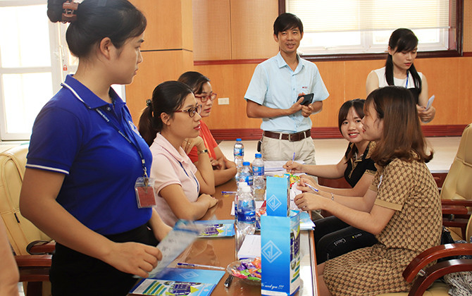 Các ứng viên tham gia phỏng vấn trực tiếp với đại diện các công ty.