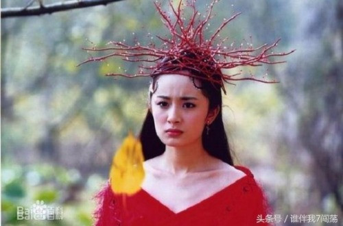 Nhưng lông chim vẫn chưa là gì so với tổ chim, hay bó củi mà Dương Mịch phải đội suốt phim Liêu Trai. Xinh đẹp đến mấy mà có mớ que đỏ lòe loẹt này trên tóc thì cũng mất điểm trầm trọng.