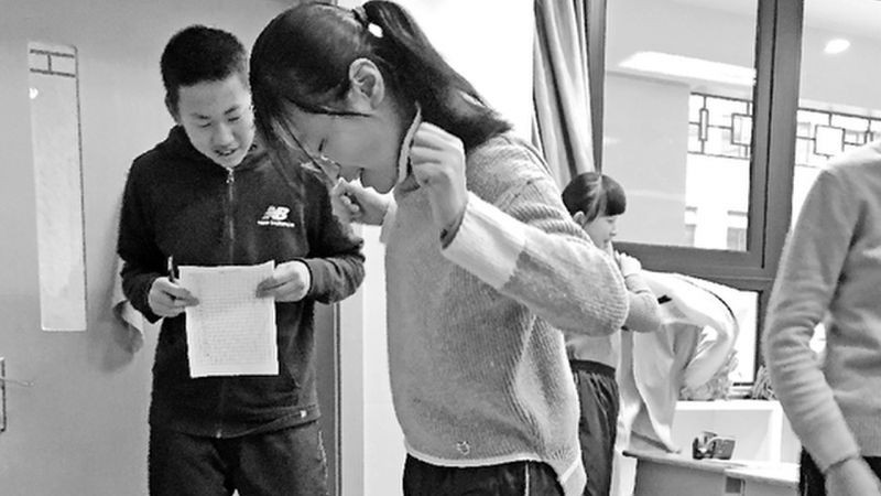 Trường học tiến hành kiểm tra cân nặng cho các học sinh trước kỳ nghỉ Tết.