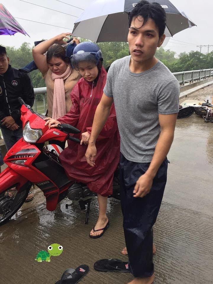 Nam thanh niên không màng nguy hiểm đã nhảy xuống sông cứu người. Nam thanh niên không màng nguy hiểm đã nhảy xuống sông cứu người.