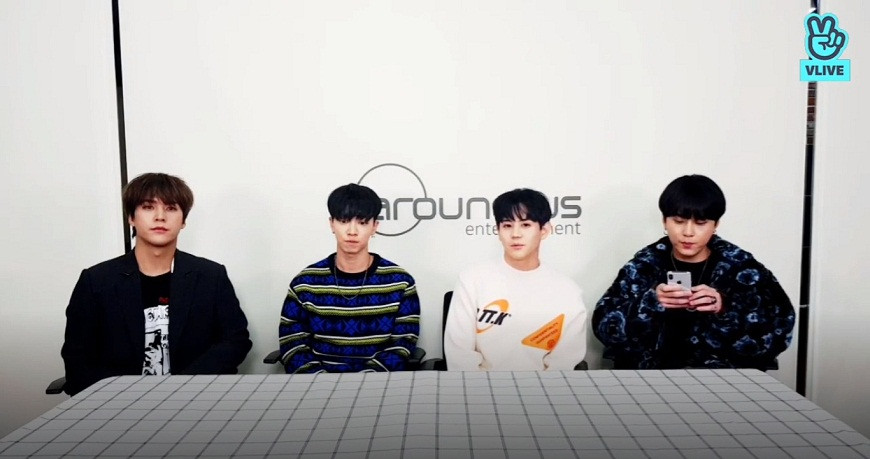 4 thành viên Highlight trong buổi phát sóng V Live.