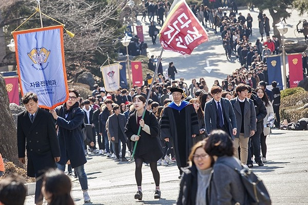 Diễu hành là nghi lễ truyền thống trong các ngày quan trọng của trường.