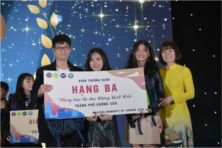 Cô Nguyễn Thị Nhiếp - Hiệu trưởng nhà trường chụp ảnh cùng quận Quý Trọng - Hạng Ba "Phong trào thi đua Không Định Kiến” của "Thành Phố Không Cửa".