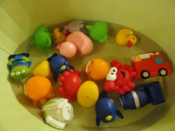 Đồ chơi cao su bị bẩn và xỉn chỉ cần ngâm trong nước pha dấm là lại sạch thôi.