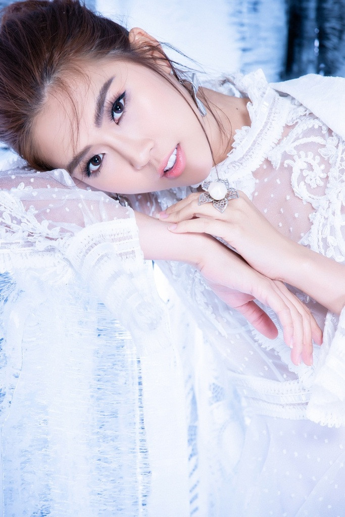 Tường Linh sở hữu gương mặt khả ái cùng phong cách tạo hình nữ tính.