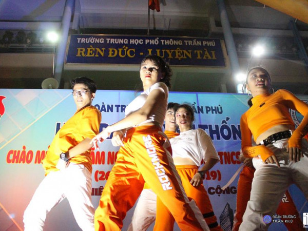 Tiết mục buổi tối mới thật sự là bùng nổ: Trần Phú's Got Talent Tiết mục buổi tối mới thật sự là bùng nổ: Trần Phú's Got Talent