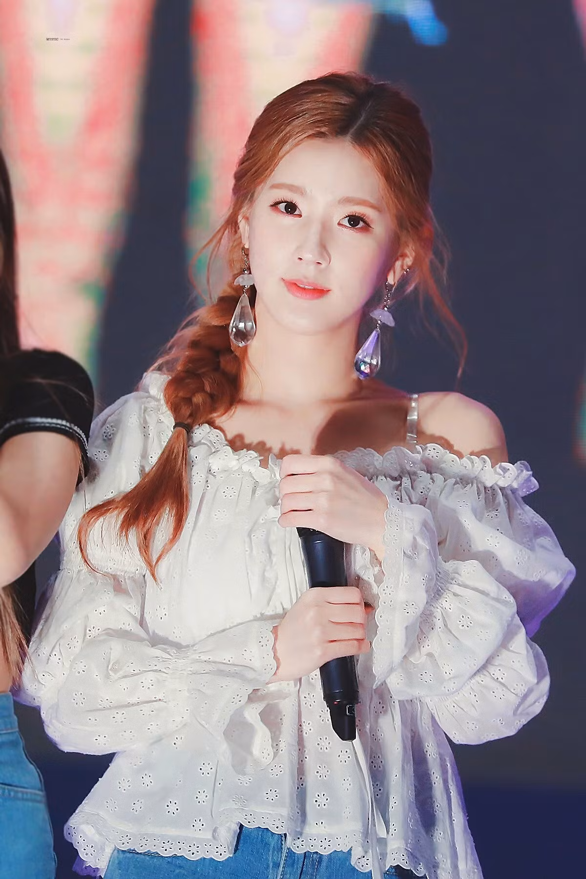 Stylist của (G)I-DLE luôn chọn được những trang phục và phụ kiện tôn lên vẻ đẹp thanh lịch của Miyeon.