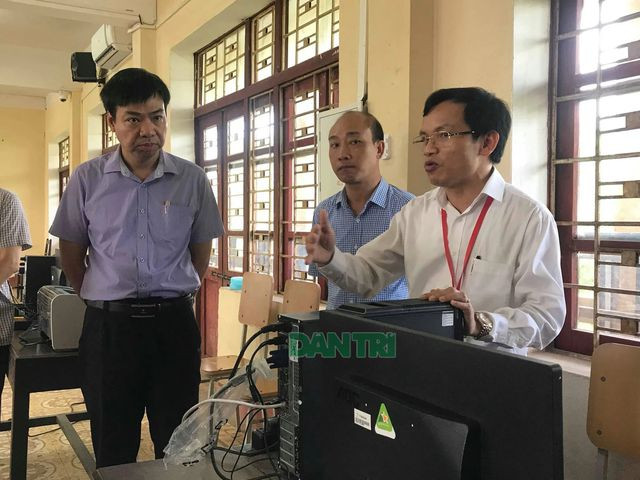Ông Mai Văn Trinh kiểm tra máy móc tại một phòng chấm thi trắc nghiệm.