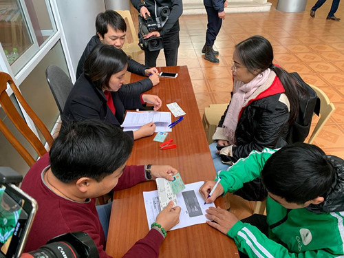 Kiểm tra cẩn thận mới phát vé. Ảnh: Trần Tuấn Anh