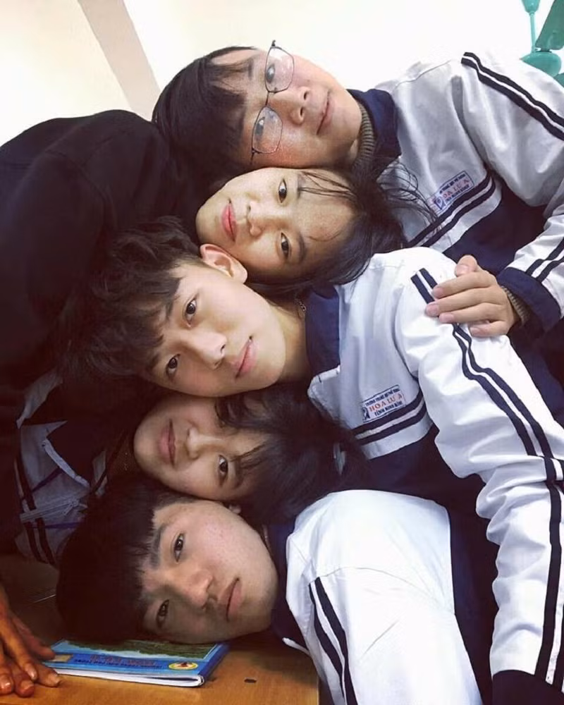 "Tóc bên tóc, đầu sát bên đầu".