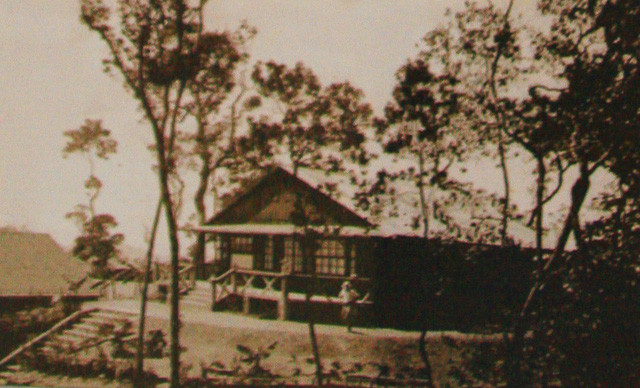 Ngôi nhà của gia đình ông Grethen - công chức người Pháp ở tại Chalet 1 (Chalet: Kiểu biệt thự, nhà nghỉ mát làm bằng gỗ) - ảnh: Tân Hội Đô Thành Hiếu Cổ chụp năm 1939 và tham khảo tài liệu ông Thân Trọng Ninh.