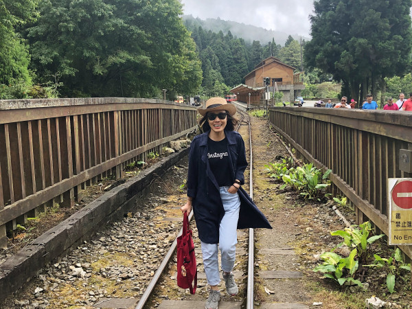 Thời tiết ở Alishan luôn mát lạnh, cả nhà nhớ chuẩn bị sẵn áo khoác để không bị sốc nhiệt nhé!